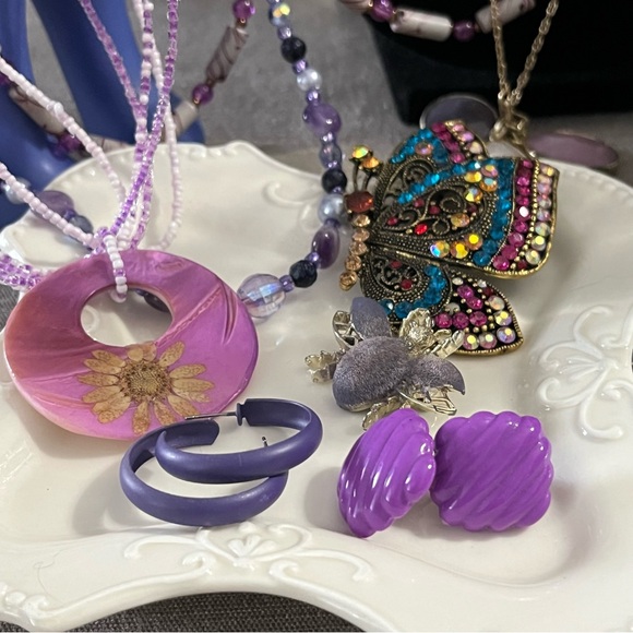 Lot of 16 Vintage Mixed Jewelry Items Purple/Blue/Grey Glass Stones Acrylic Etc - Picture 3 of 17